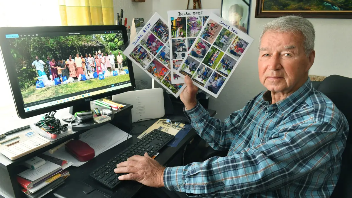 Jürgen Bormann mit den Bildern seiner letzten Reisen nach Sri Lanka. Gerade ist er wieder zurückgekommen. Zwischen 2009 und 2026 hat er das Land mit nur einer Ausnahme (Corona 2021) jedes Jahr besucht.