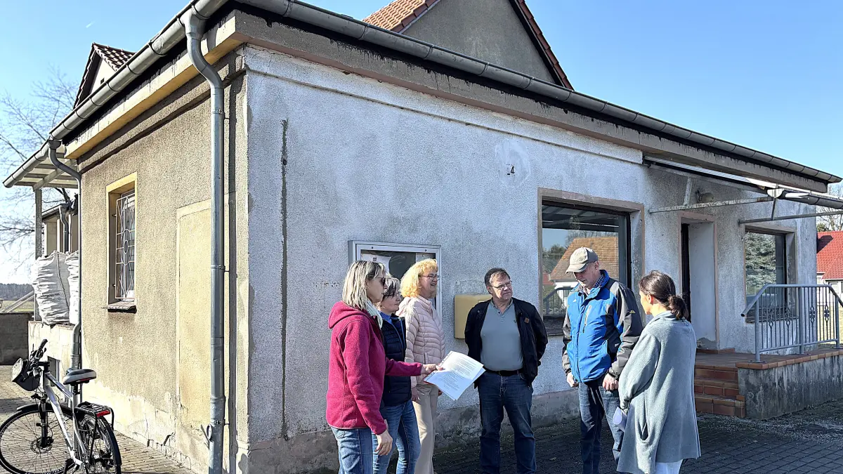 Der ehemalige Konsum in Klein Düben ist ein Schandfleck im Dorf am Glastour-Radweg. Das soll sich ändern. Das hat die Dorfgemeinschaft mit dem Objekt vor.