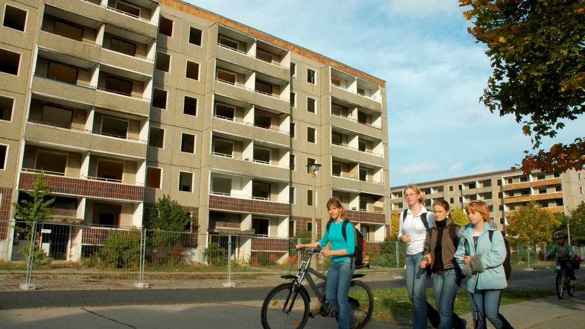 Rückbau Neu Schmellwitz: Diese sechsgeschossigen Plattenbauten im Bereich Ernst-Mucke- Straße/Gotthold-Schwela-Straße in Neu Schmellwitz werden gegenwärtig entkernt und für den Gebäudeabbruch vorbereitet.Fast ein komplettes Karree mit leerstehenden Wohnungen soll hier bald verschwinden. Die Bauzäune zur Sicherung erstrecken sich über mehrere Straßen.