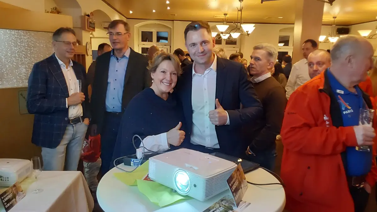 Auch ein Foto, das für die Zerwürfnisse in der CDU spricht. Einstige Bürgermeister mit CDU-Parteibuch feiern in Hirschfeld mit dem parteilosen Sieger dessen klaren Wahlerfolg. Vorn Elsterwerdas Bürgermeisterin Anja Heinrich, rechts neben Marcel Schmidt (Mitte) Finsterwaldes Stadtoberhaupt Jörg Gampe.