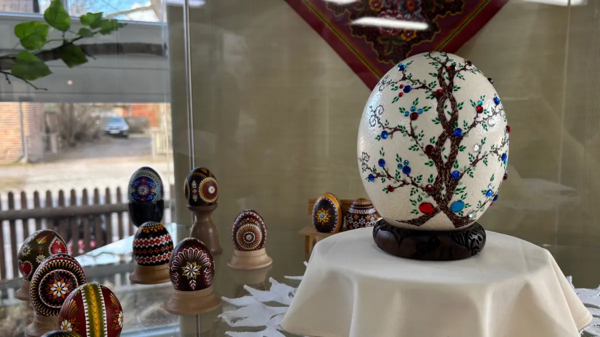 Dieses verzierte Emu-Ei in der Ausstellung „Hobby – Liebe – Leidenschaft – Mein Leben mit dem Osterei“ in Schleife hat eine besondere Geschichte.