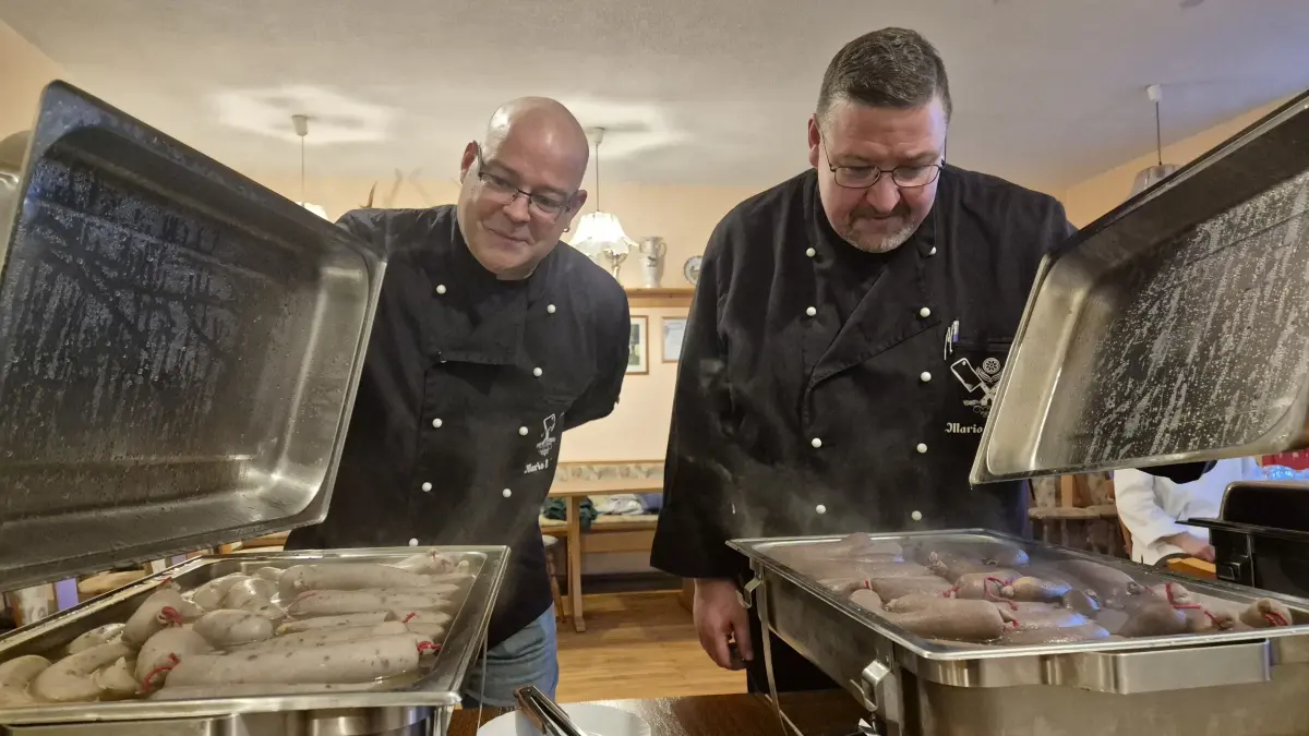 Mario Mickan (l.) und Mario Franill lassen als begeisterte Wurstmacher das traditionelle Schlachtschüssel-Essen in Sagar wieder aufleben.