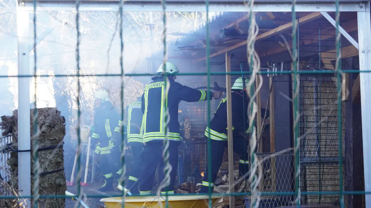 Die Feuerwehrleute können das Feuer in Gablenz schnell löschen.