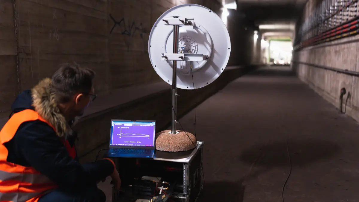 erliner Startup MOXZ testet neuartige Funktechnologie im Berliner U-Bahn-Netz.