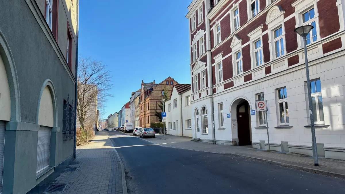 Blick in die Puschkinstraße in Weißwasser. Auf einem Hinterhof hat sich der Polizeieinsatz abgespielt. Ein aufmerksamer Zeuge hat die Polizei informiert.