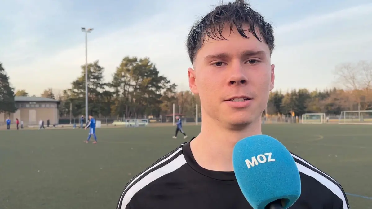 Toby Warkentin spielte selbst jahrelang im Nachwuchs des FC Energie Cottbus. Mittlerweile trainiert er selbst die Jugendspieler des Vereins und erklärt, warum er ab sofort auch in der Landesklasse spielt.