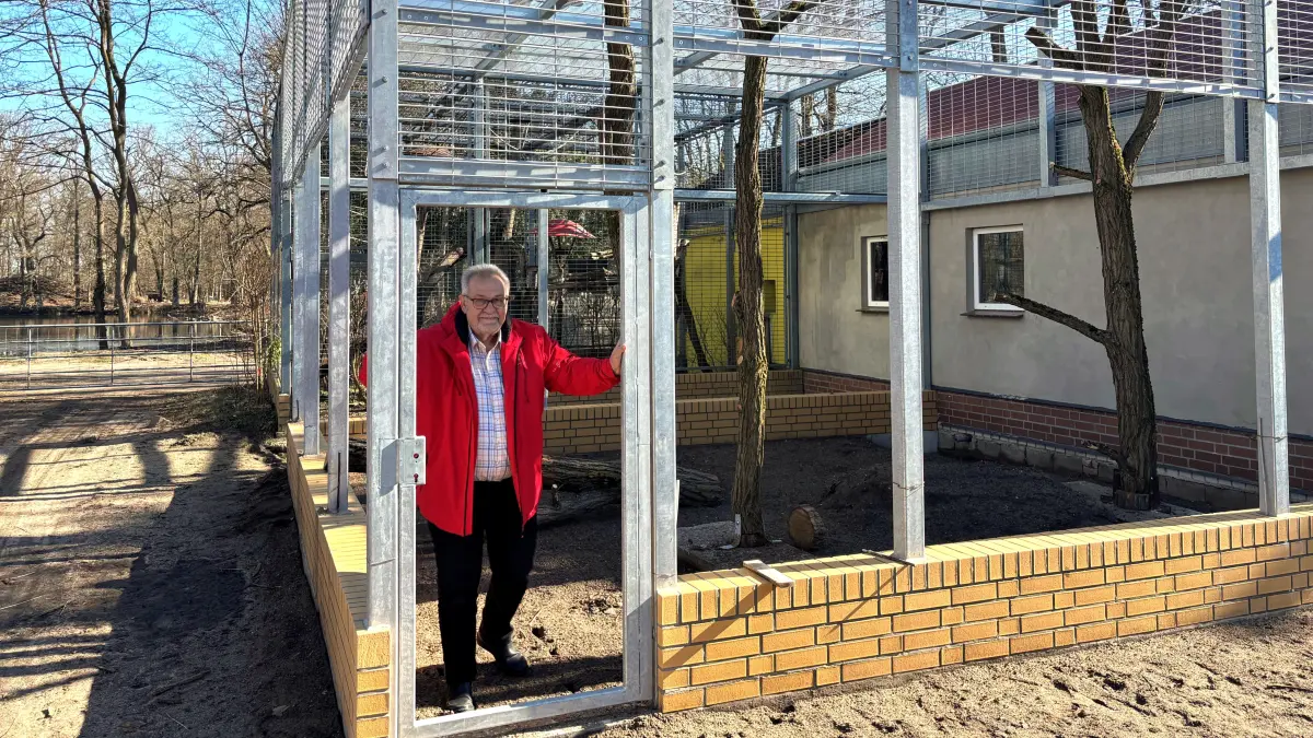Tierparkvereinschef Reinhard Neupert in der neuen Außenanlage in Herzberg, die ihrer Fertigstellung entgegen sieht.