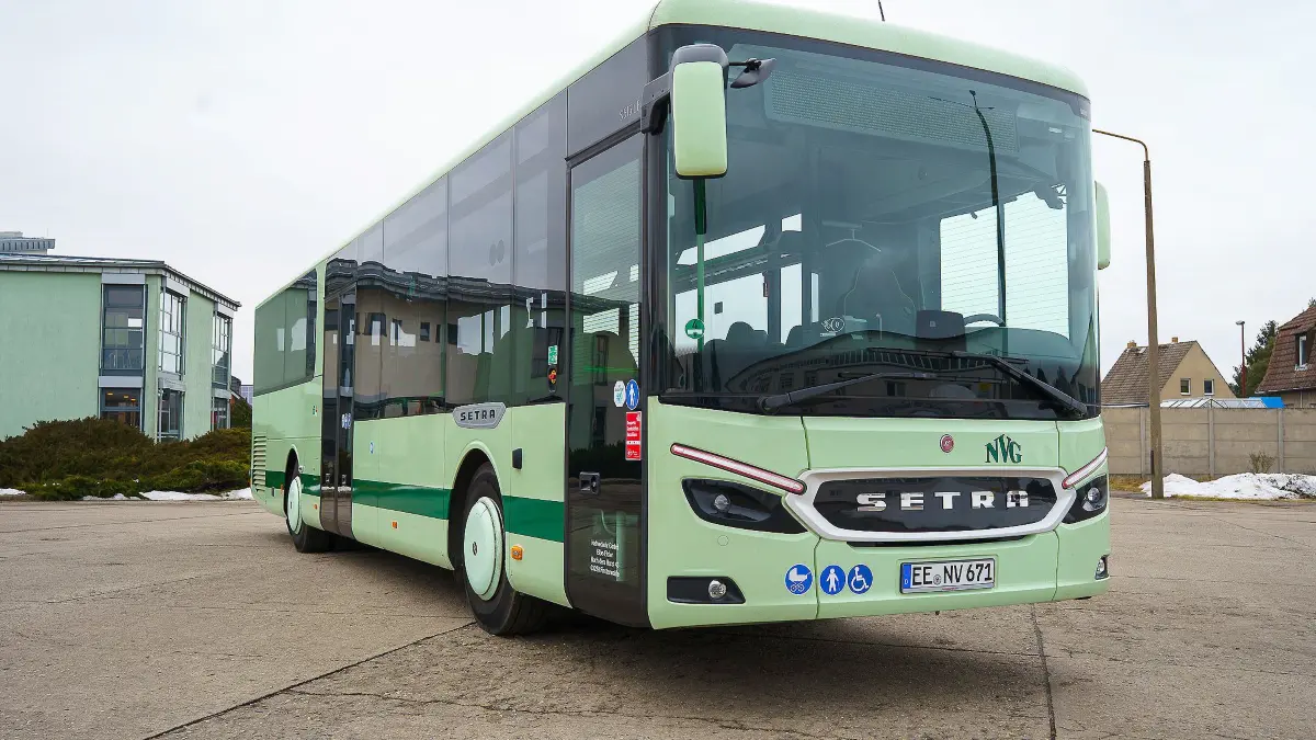 Vier neue Linienbusse der Nahverkehr GmbH Elbe-Elster stehen auf dem Betriebshof in Finsterwalde bereit für ihren Einsatz im Landkreis Elbe-Elster. Die modernen Fahrzeuge setzen neue Maßstäbe in Sicherheit und Komfort.: Vier neue Linienbusse der Nahverkehr GmbH Elbe-Elster stehen auf dem Betriebshof in Finsterwalde bereit für ihren Einsatz im Landkreis Elbe-Elster. Die modernen Fahrzeuge setzen neue Maßstäbe in Sicherheit und Komfort.