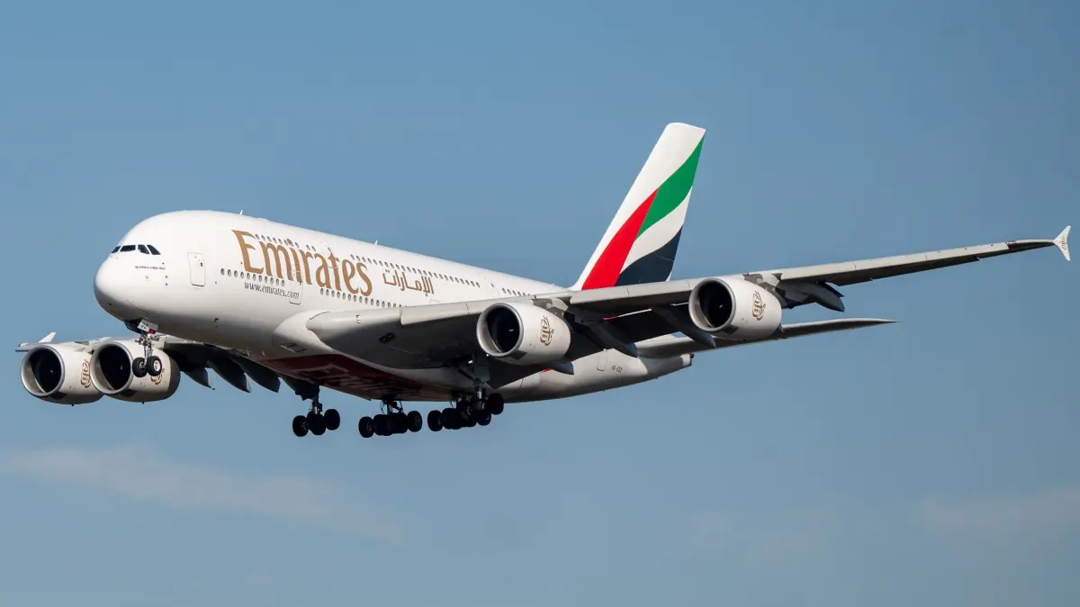 Iran-Krieg - Flughafen Frankfurt: 03.03.2026, Hessen, Frankfurt/M.: Ein Airbus A380 der Emirates-Airline ist im Landeanflug auf den Frankfurter Flughafen. Die Maschine ist als eine der ersten aus Dubai nach Deutschland gestartet, nachdem der Flugverkehr im Nahen Osten wegen des Iran-Kriegs nahezu zum Erliegen gekommen war. Foto: Florian Wiegand/dpa +++ dpa-Bildfunk +++