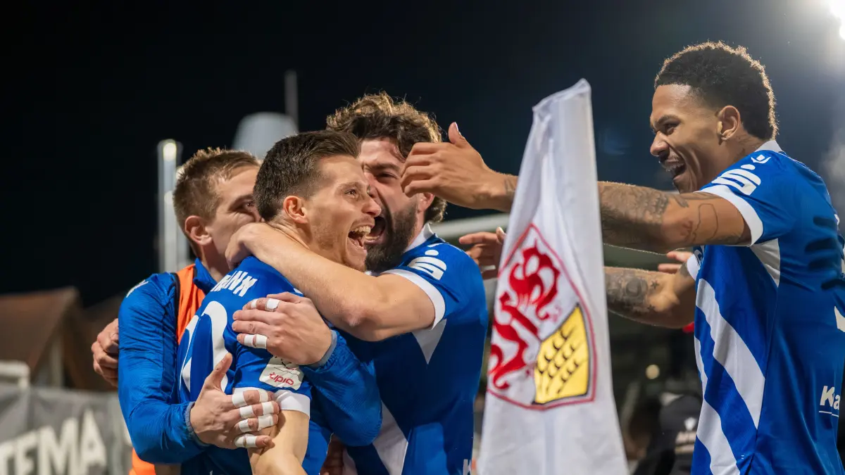 Euphorischer Jubel bei Energie Cottbus: Das 2:1 beim VfB Stuttgart II war am Dienstagabend ein Kraftakt.
