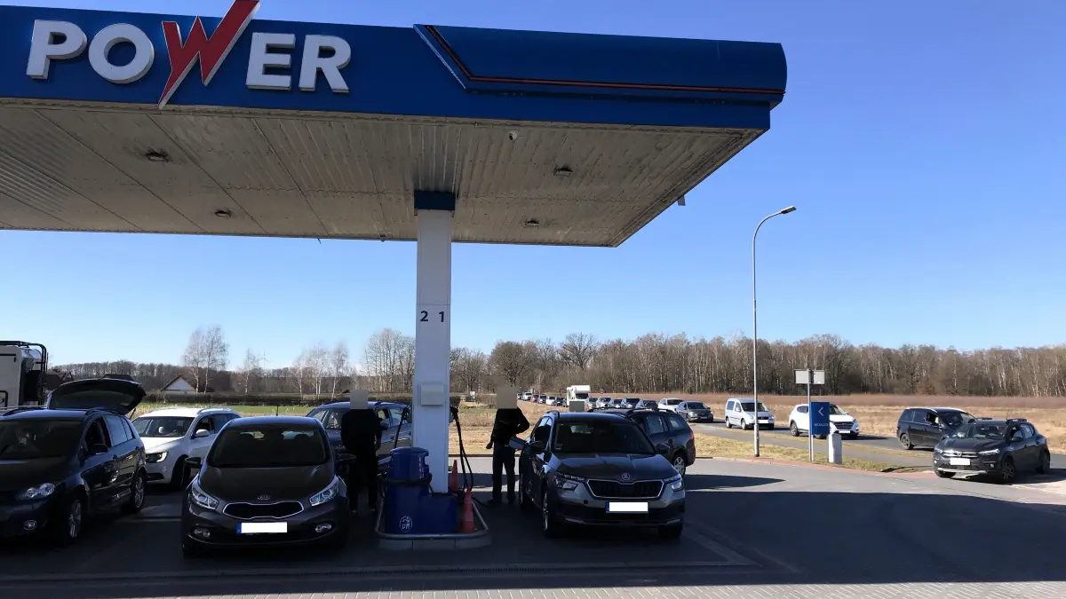 Zytowan. Polnische Tankstelle nahe Coschen, Oder-Spree. Am 03.03.2026 ist die Power-Tankstelle sehr gut frequentiert. Vor der Einfahrt bilden sich lange Warteschlangen. Der Liter Super E10 kostet 5,99 Zloty oder 1,43 Euro, der Liter Diesel ebenfalls 5,99 Zloty oder 1,43 Euro. Super Plus wird für 6,39 Zloty oder 1,56 Euro verkauft. Bild für aktuellen Artikel MOZ, Eisenhüttenstadt! Foto: Frank Groneberg