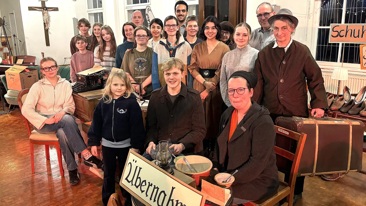 Spremberg 1935: Die Pfarrerin Jette Förster hat ein Theaterstück geschrieben und führt es mit all dieses Menschen aus Spremberg, Welzow und Drebkau auf.