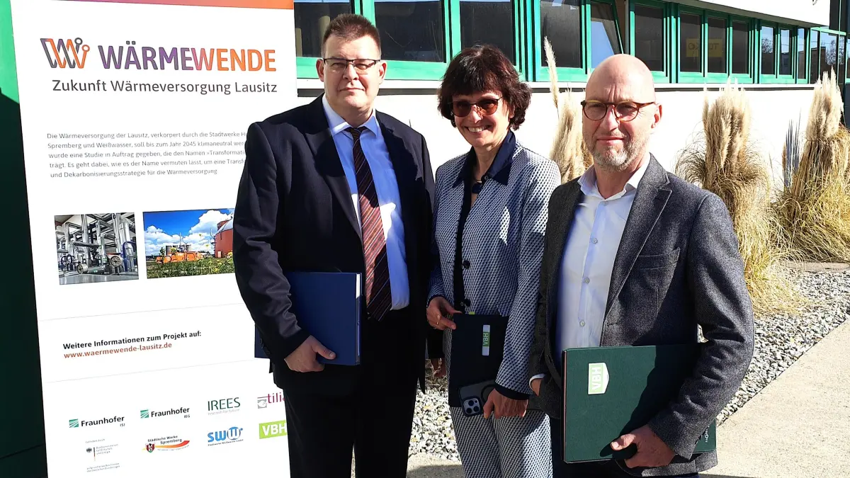 Die Geschäftsführer der Stadtwerke Spremberg, Weißwasser und Hoyerswerda, Michael Schiemenz (l.), Katrin Bartsch und Wolf-Thomas Hendrich, treiben gemeinsam den Umbau der Fernwärmeversorgung ihrer Städte voran.