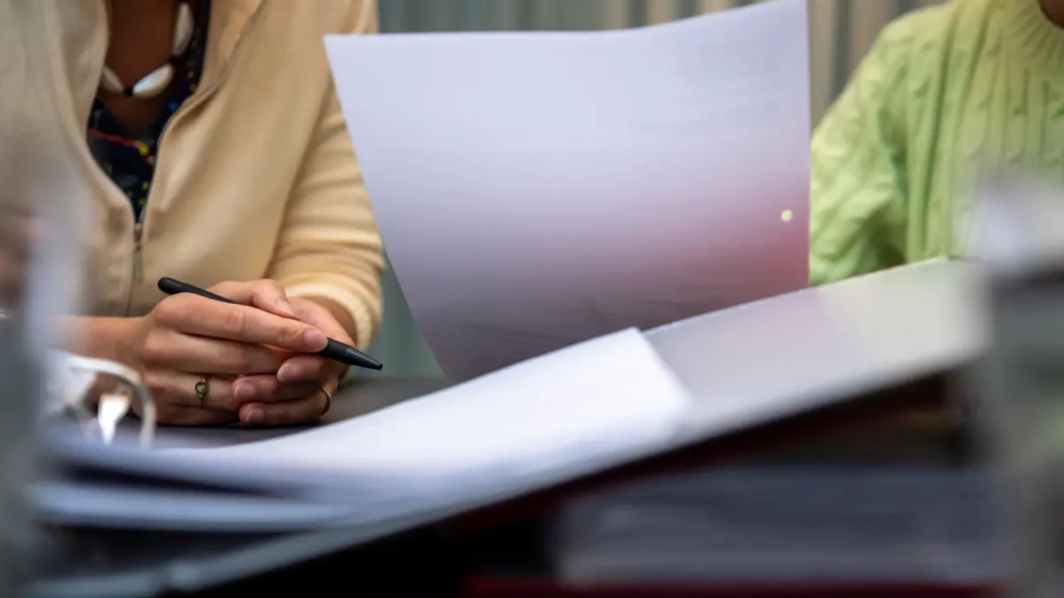 Zwei Frauen bei einem Beratungsgespraech: ILLUSTRATION - Zwei Frauen bei einem Beratungsgespraech, aufgenommen am 17.07.2025 in Berlin, Deutschland (gestellte Szene). Foto: Nico Tapia || Modellfreigabe vorhanden