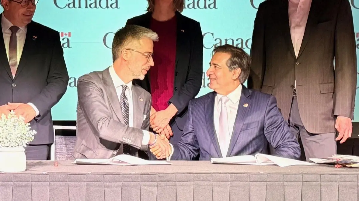 MoU-Unterzeichnung zwischen dem Rock Tech Lithium-CEO Mirco Wojnarowciz und dem Siemens Canada-CEO Faisal Kazi (rechts) / Lithiumkonverter Guben