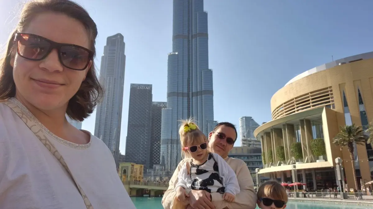 Sabrina Seifert und Ronny Richter mit ihren Kindern vor dem welthöchsten Gebäude der Welt, dem Burj Khalifa. Hinauf bis in die 124. und 125. Etage durften sie wegen Kriegsrisiko nicht mehr fahren.