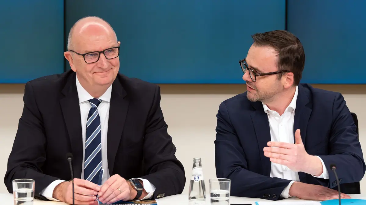 Brandenburger SPD und CDU stellen Koalitionsvertrag vor: 04.03.2026, Brandenburg, Potsdam: Jan Redmann (r), Vorsitzender der Brandenburger CDU, Dietmar Woidke (SPD), spricht während einer Pressekonferenz zur Vorstellung des Brandenburger Koalitionsvertrages neben Dietmar Woidke (SPD), Ministerpräsident von Brandenburg. Foto: Soeren Stache/dpa +++ dpa-Bildfunk +++