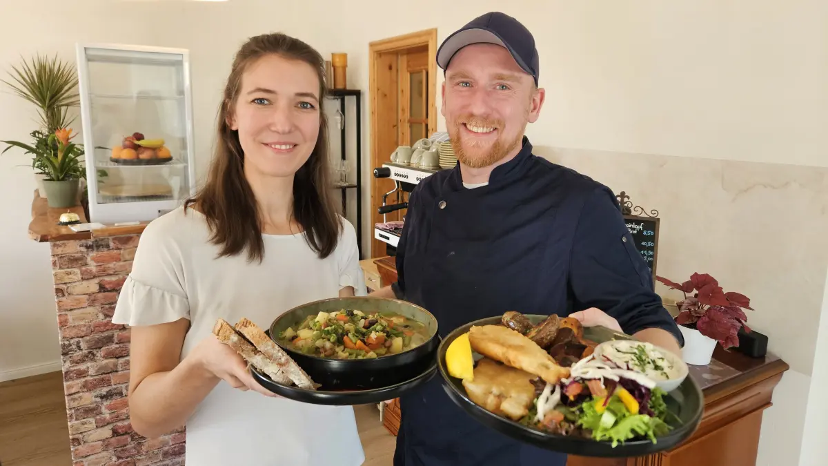 Mit Bohneneintopf und Fish & Chips: Marcel Gruhlke und Elisabeth Hoffmann betreiben seit einem Jahr das Bistro „Topf und Krümel“ in Senftenberg.