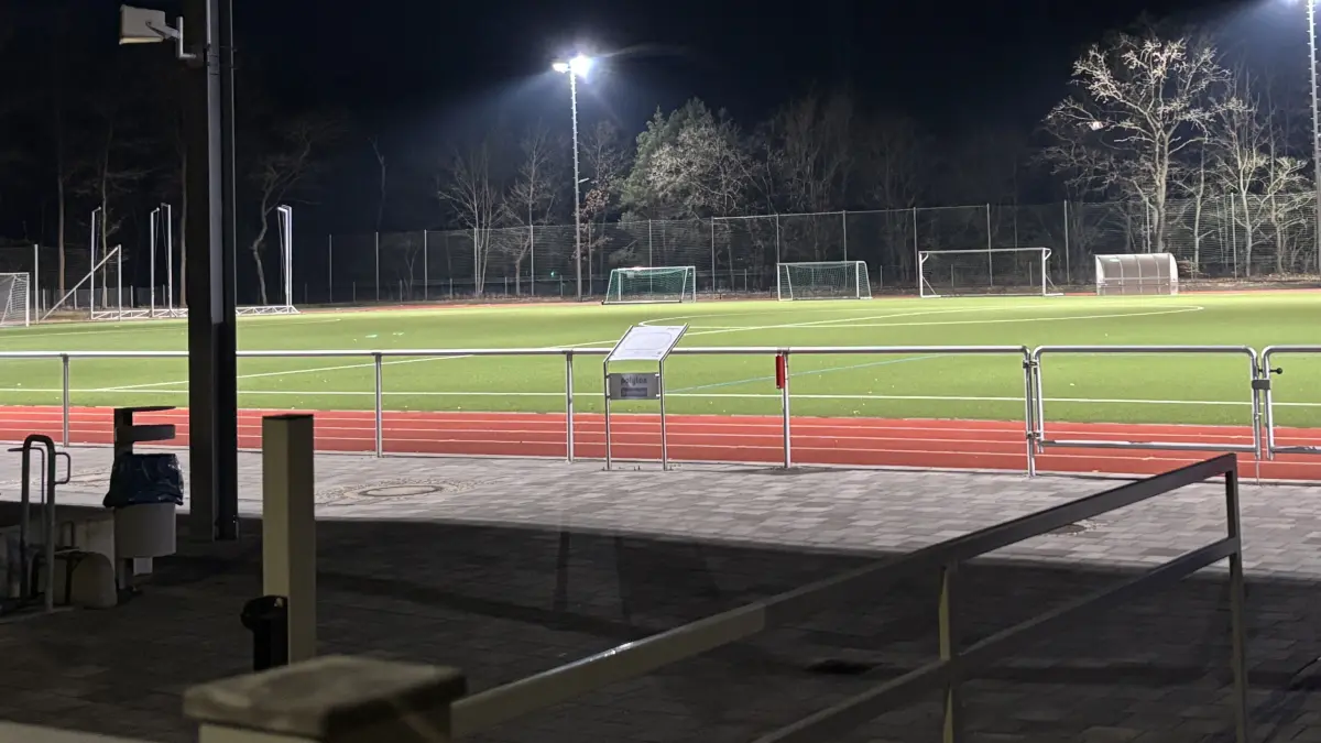 Impression vom abendlichen Hans-Fischer-Stadion an der Mückenberger Straße in Schwarzheide-West. Flutlicht gibt es zwar, doch etwas anderes fehlt bislang.