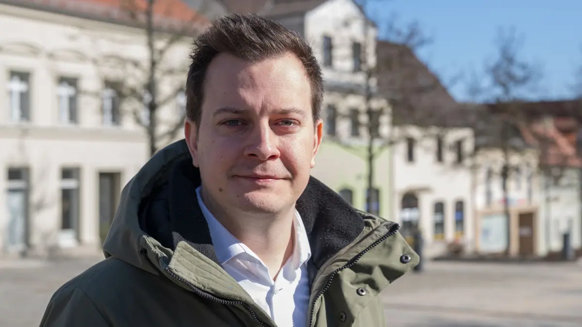 Patrick Hübner - Bürgermeisterkandidat Strausberg: 04.03.2026, Brandenburg, Strausberg: Patrick Hübner (parteilos), Bürgermeisterkandidat der Stadt Strausberg. Am selben Tag beschäftigt sich die Sitzung des Ausschusses für Inneres und Kommunales im Landtag von Brandenburg mit der Annullierung der Bürgermeisterwahlen in Strausberg. Gernot Schmidt (SPD), Landrat von Märkisch-Oderland, hatte die Bürgermeisterwahl im Februar wegen mutmaßlicher Unregelmäßigkeiten für ungültig erklärt. Bürgermeisterkandidat Hübner pocht darauf, dass die für Mitte März angesetzte Stichwahl stattfindet. Foto: Patrick Pleul/dpa +++ dpa-Bildfunk +++