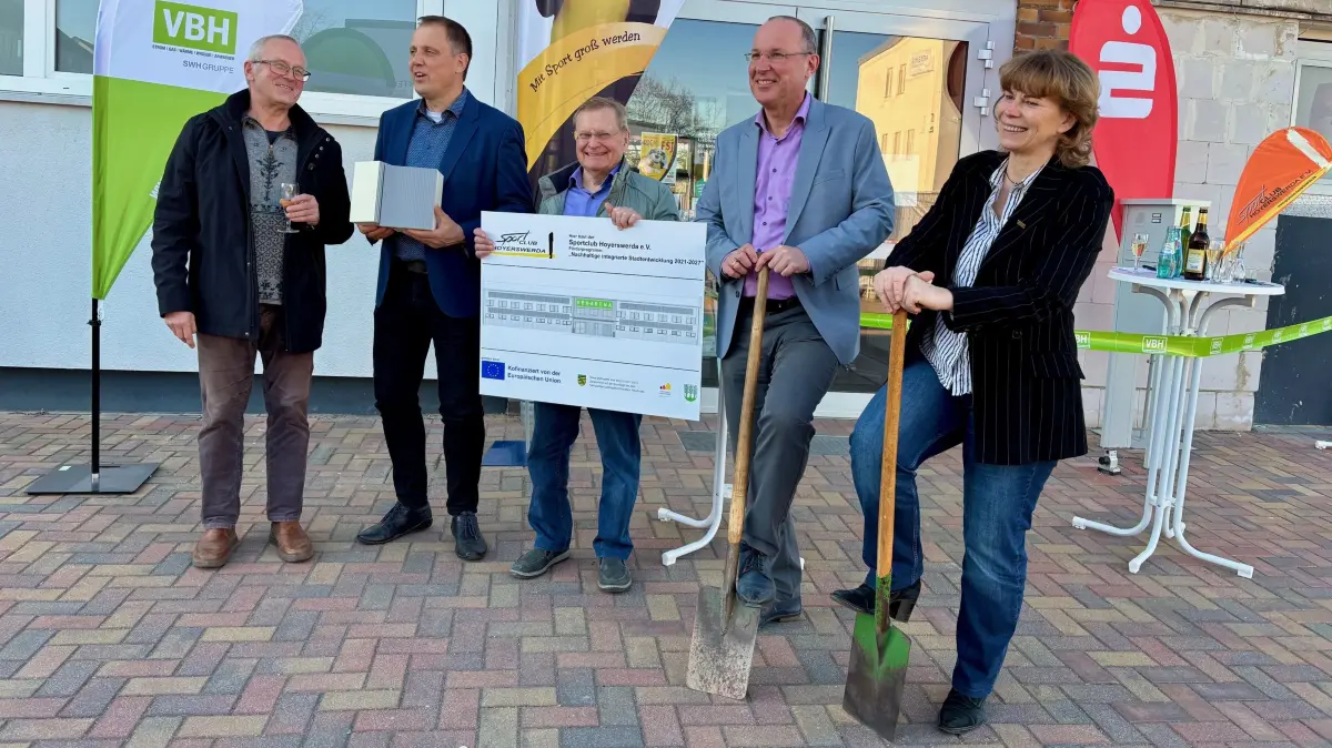 Mit dem symbolischen Spatenstich für die energetische Sanierung der VBH-Arena in Hoyerswerda war es auf dem Pflaster zwar schwierig. Baustart wurde trotzdem vollzogen, hier von Planer Bernd Kasper, Bürgermeister Mirko Pink, Thomas Delling und Steffen Markgraf vom SC-Präsidium und Geschäftsführerin Daniela Fünfstück (v.l.)
