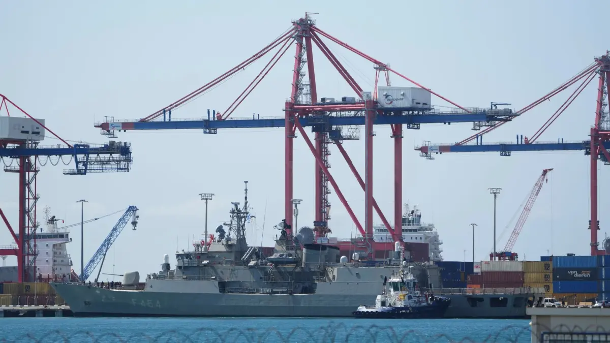 Iran-Krieg - Zypern: 04.03.2026, Zypern, Limassol: Die griechische Fregatte Psara legt im Hafen von Limassol, Zypern, an. Foto: Petros Karadjias/AP/dpa +++ dpa-Bildfunk +++