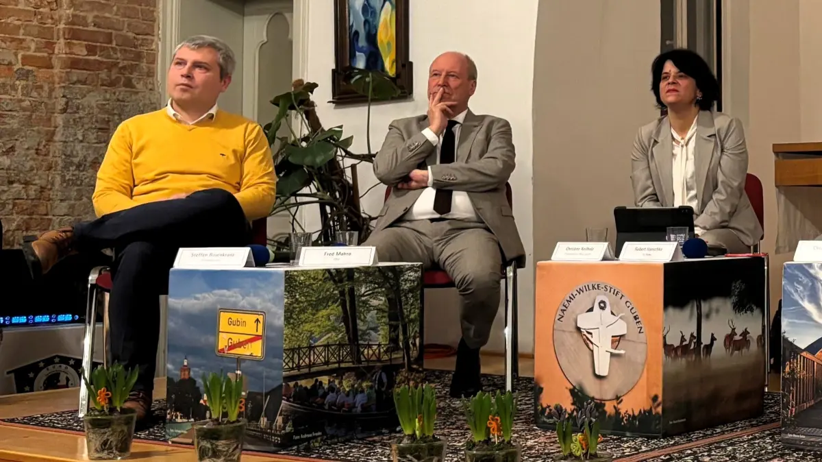 Kann Steffen Rosenkranz (links, Einzelwahlvorschlag) dem Bürgermeister Fred Mahro (Mitte, CDU) paroli bieten? Rechts auf dem Foto die Moderatorin beim Kandidatenforum in Guben, Christine Keilholz.