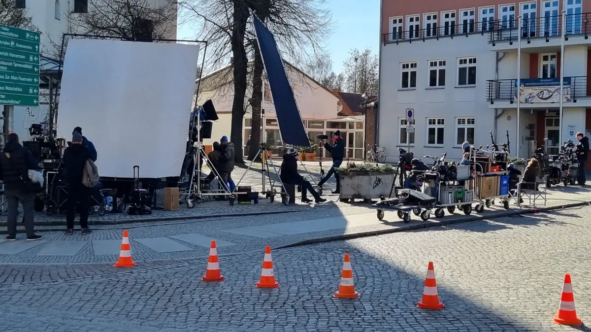Dreharbeiten für das ZDF auf dem Kirchplatz in Lübbenau. Bis Ende März entsteht der 18. Spreewalkrimi.