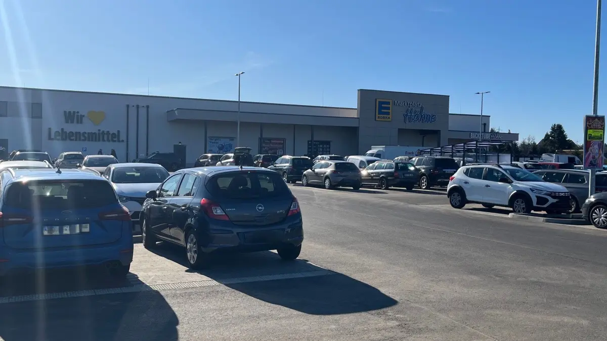Der Parkplatz des neuen Edeka-Marktes in Herzberg war schon am Morgen der Eröffnung vollständig ausgelastet.