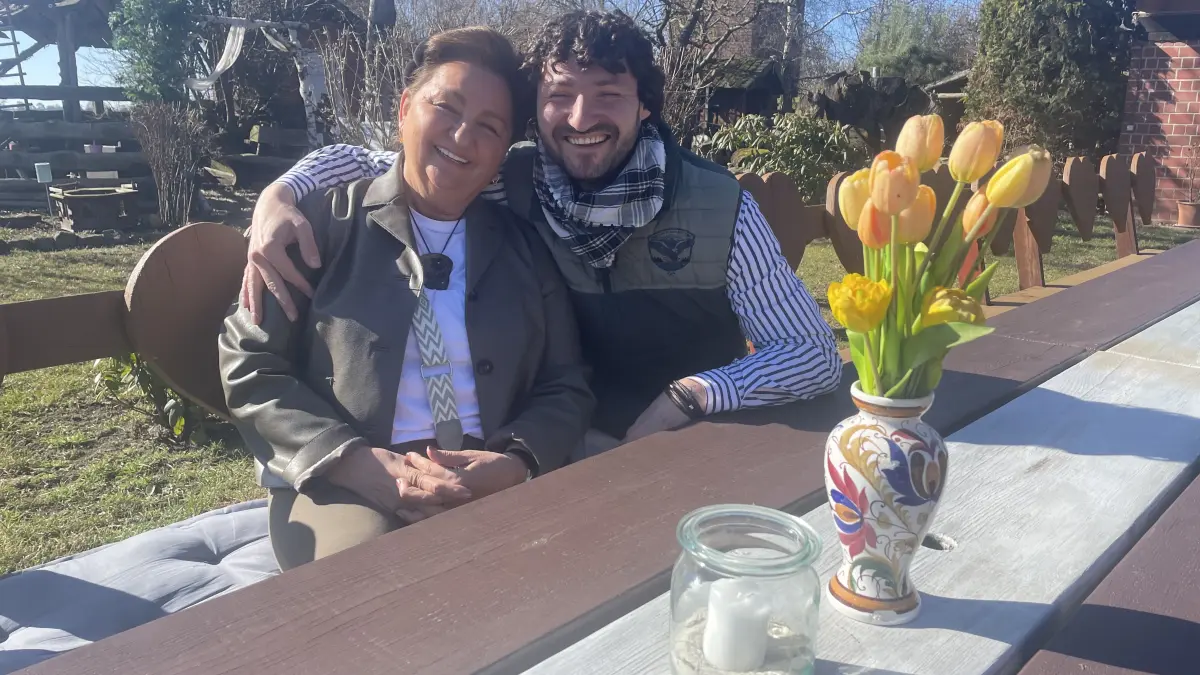 Robert Beitsch und seine Mutter Mariola genießen auf ihrem Erlebnishof in Schönewalde das schöne Wetter. Beide haben konkrete Pläne für die kommenden Monate.