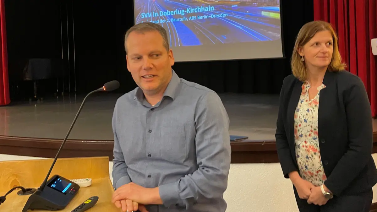 Was Sonja Tegtow (re.), Teilprojektleiterin ABS Berlin-Dresden der Deutschen Bahn/DB Netz AG, verkündete, schockte die Teilnehmer der Stadtverordnetenversammlung am 4. März 2026 im Refektorium. Jan Keller, Leiter des Bahnhofsmanagements Cottbus, ergänzte die Ausführungen von Sonja Tegtow.