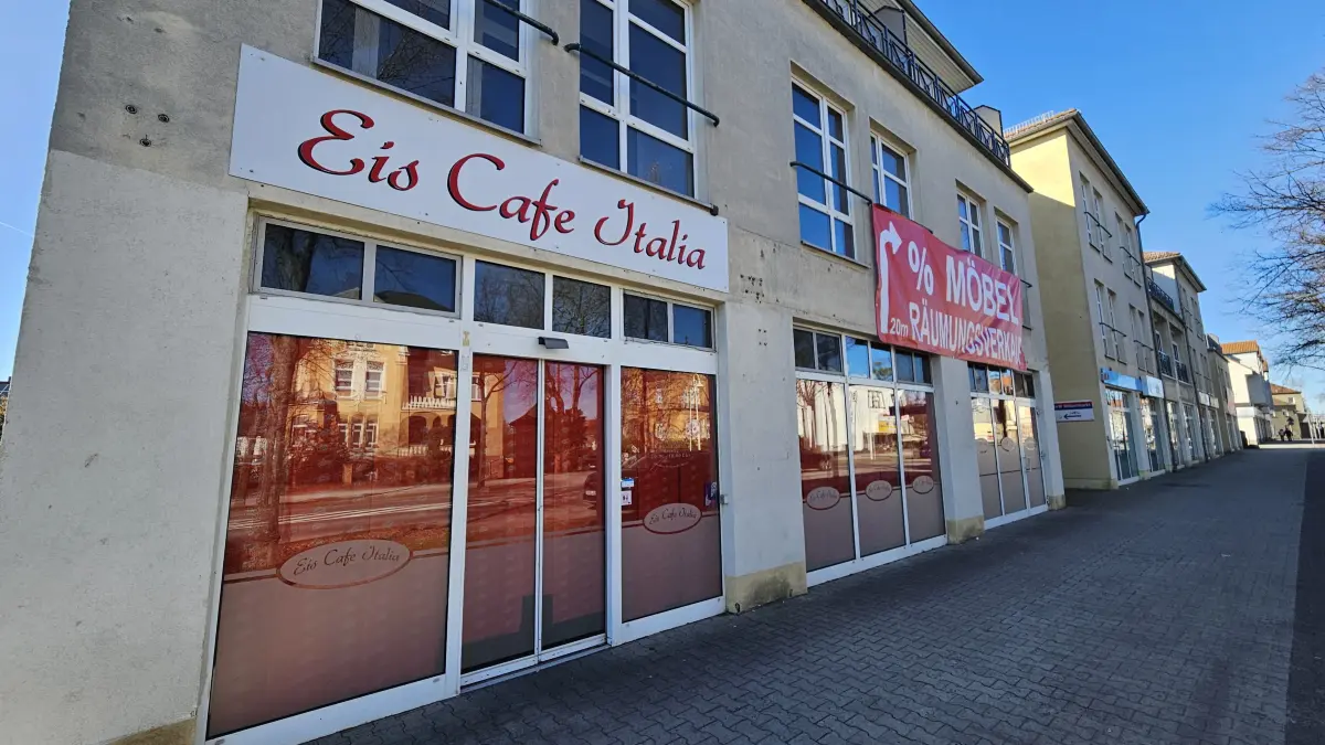 Auch das Eis Café Italia und der M+M Möbelmarkt müssen ihre Räume in der Senftenberger Bahnhofstraße räumen. Ein Schild kündigt den Räumungsverkauf an.