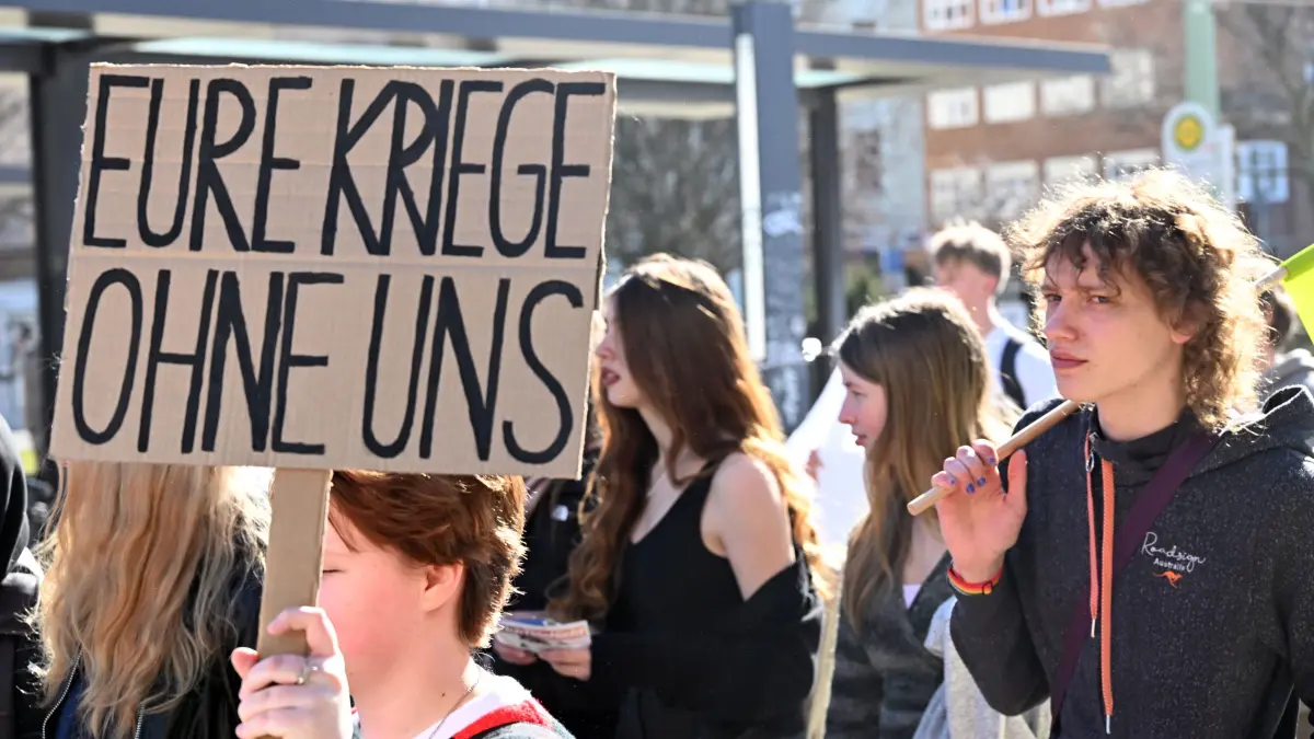 Schulstreik Wehrpflicht: Erneute bundesweite Schulstreiks gegen die Wehrpflicht:
Am Donnerstag rief die bundesweite Initiative „Schulstreik gegen Wehrpflicht“ zu einer zweiten Schulstreikwelle auf. In Cottbus trafen sich rund 200 Streikende und ältere Sympathisanten um vor der Stadthalle am Berliner Platz und zogen dann u.a. in Richtung Niedersorbisches Gymnasium, Max-Steenbeck-Gymnasium und Ludwig-Leichhardt-Gymnasium. Die Schulstreiks richten sich gegen die von der Bundesregierung betriebenen Maßnahmen zur Vorbereitung einer flächendeckenden Wehrpflicht, aber auch gegen jeden weiteren Ausweitungs- und Umsetzungsschritt des bereits beschlossenen „Wehrdienstgesetzes“ sowie gegen die Werbung der Bundeswehr an Schulen.