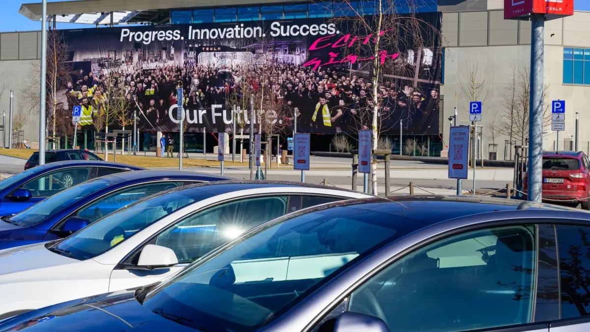 US-Elektroautobauer Tesla in Grünheide: ARCHIV - 02.03.2026, Brandenburg, Grünheide: Ein riesiges Transparent (Progress. Innovation, Success. Our Future) hing vor der Betriebsratswahl an der Fassade am Haupteingang der Tesla-Gigafactory Berlin-Brandenburg. (zu dpa: «IG Metall wirft Tesla Einflussnahme auf Betriebsratswahl vor») Foto: Patrick Pleul/dpa +++ dpa-Bildfunk +++