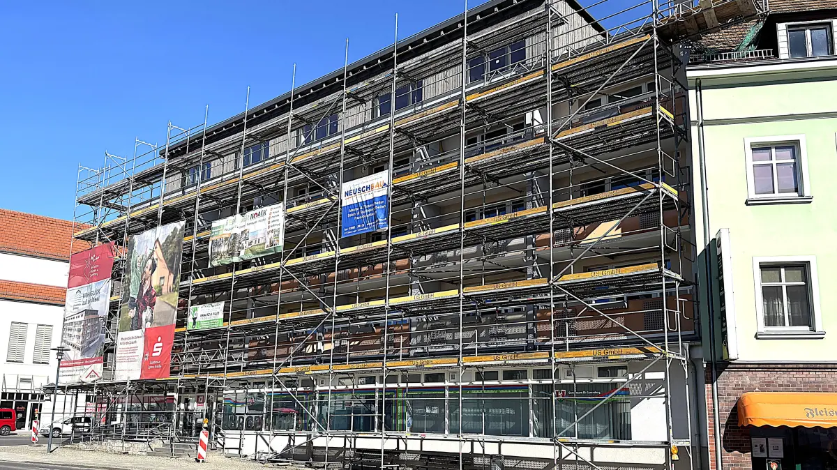 Noch im März soll es abgebaut werden, das Baugerüst in der Bahnhofstraße 1/2 in Spremberg. Wer zeiht zuerst ein?