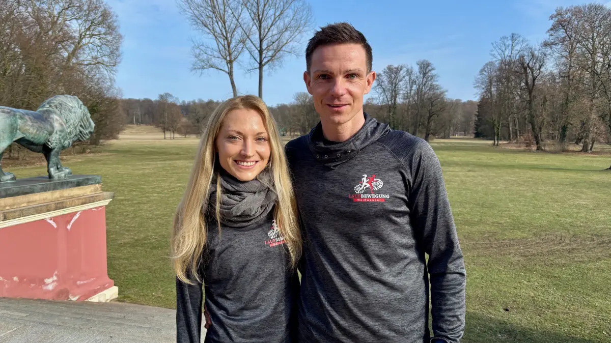 Sophia Seher-Mrosko und Daniel Seher von der Lausbewegung Weißwasser freuen sich auf den 30. Schlossparklauf im Muskauer Park. Auf die Starter warten aus Anlass des Jubiläums besondere Pokale.