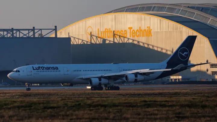 Erster deutscher Evakuierungsflug in Frankfurt gelandet