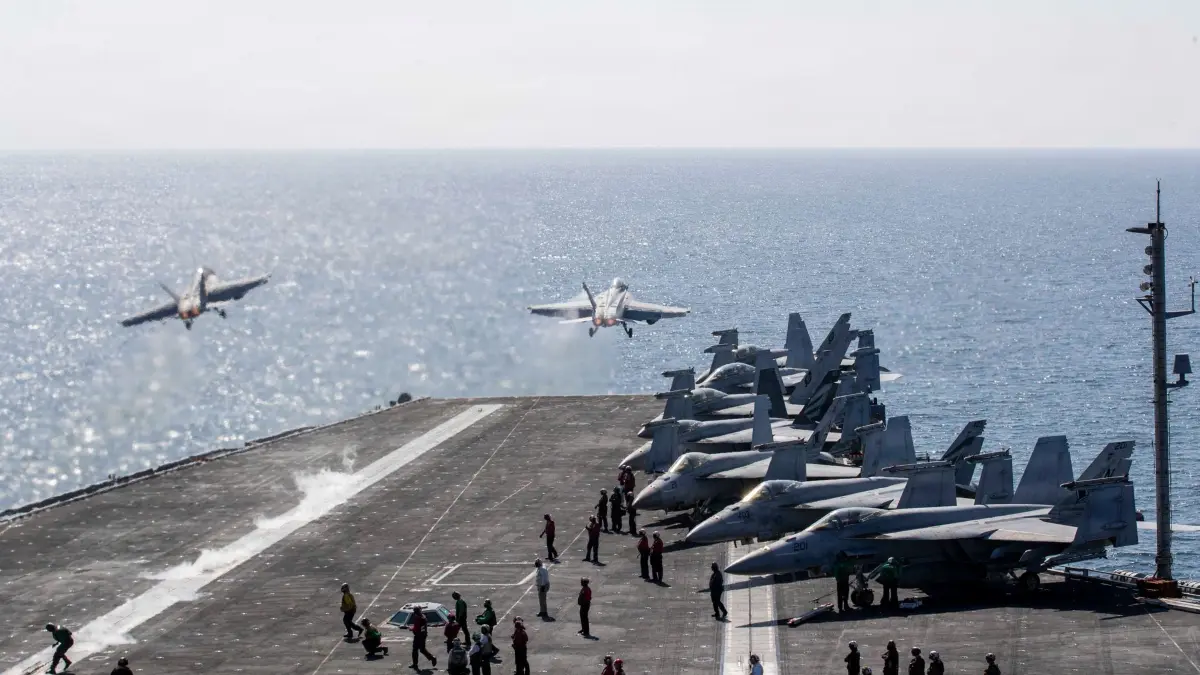 Iran-Krieg - USS Abraham Lincoln: HANDOUT - 03.03.2026, ---, --: In diesem Handout des U.S. Central Command starten zwei F/A-18 Super Hornets vom Flugdeck des Flugzeugträgers der Nimitz-Klasse USS Abraham Lincoln (CVN 72) zur Unterstützung der Operation Epic Fury am 3. März 2026. (Foto U.S. Navy) Foto: Navcent Public Affairs/U.S. Navy/U.S. Central Command Public Affairs/dpa - ACHTUNG: Nur zur redaktionellen Verwendung im Zusammenhang mit der aktuellen Berichterstattung und nur mit vollständiger Nennung des vorstehenden Credits +++ dpa-Bildfunk +++