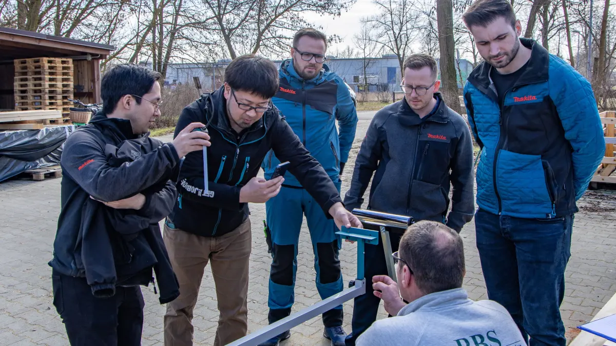Mit größtem Interesse nahmen die Firmenvertreter von Makita die Hinweise des Radduscher Firmenchefs auf.