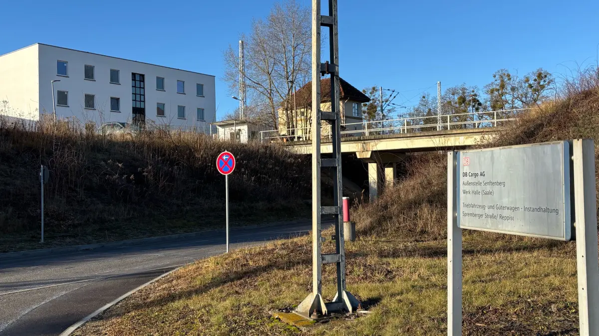 Blick auf das Bahnwerk Senftenberg. Es befindet sich direkt an den Bahntrassen Senftenberg–Cottbus sowie Senftenberg–Lübbenau.