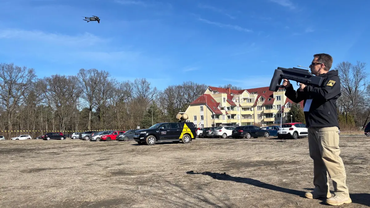Eine fremde Drohne wird mithilfe des Anti-Drohnen-Systems "Hawk" zur Landung gezwungen. Das System wurde in Zielona Góra von Hertz Systems entwickelt. Vorführung im Rahmen einer Konferenz am 3.3.2026 zu ziviler Anti-Drohnen-Sicherheitstechnik in Polen.