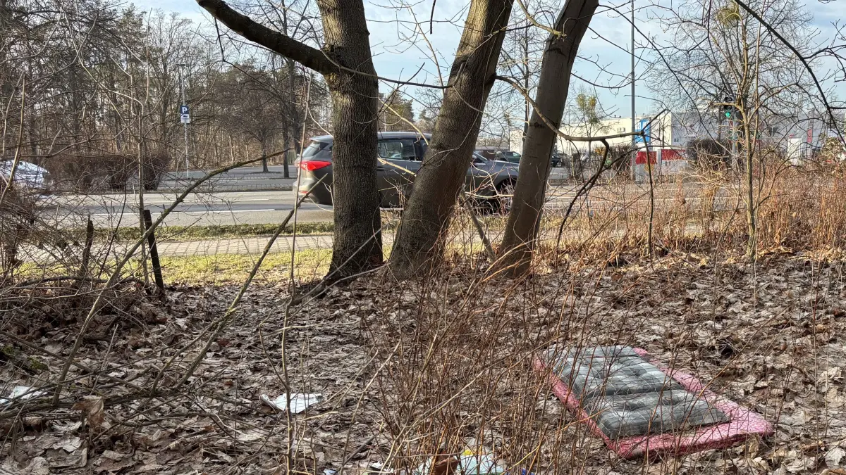 Lager eines Obdachlosen in Senftenberg: Auf der benachbarten Briesker Straße rollt der Verkehr, wenige Meter entfernt von dieser Stelle ist jüngst ein Mensch verstorben.
