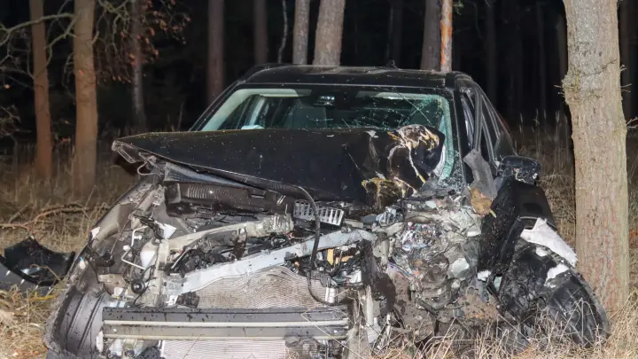 Auto durchbricht Zaun und knallt nach 400 Metern gegen Baum