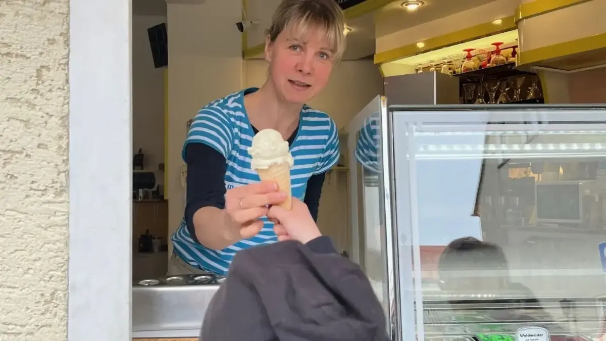 Maria Winter präsentiert auch in diesem Jahr wieder ihre Eiskreationen im Eiscafé Winter. (Archivbild)