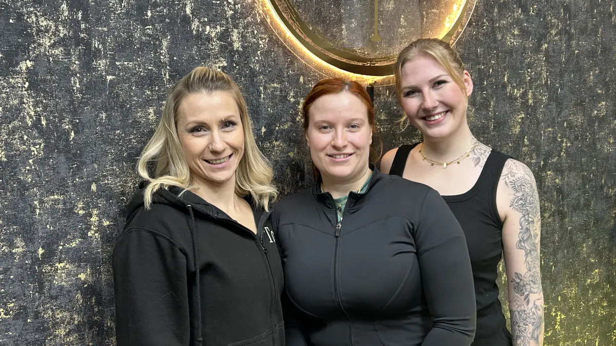 Im neuen Studio von Tanja Reuter (l.) fanden jetzt die ersten Trainingsstunden statt. Anna (m.) und Marie-Luise sind begeistert von Poledance.