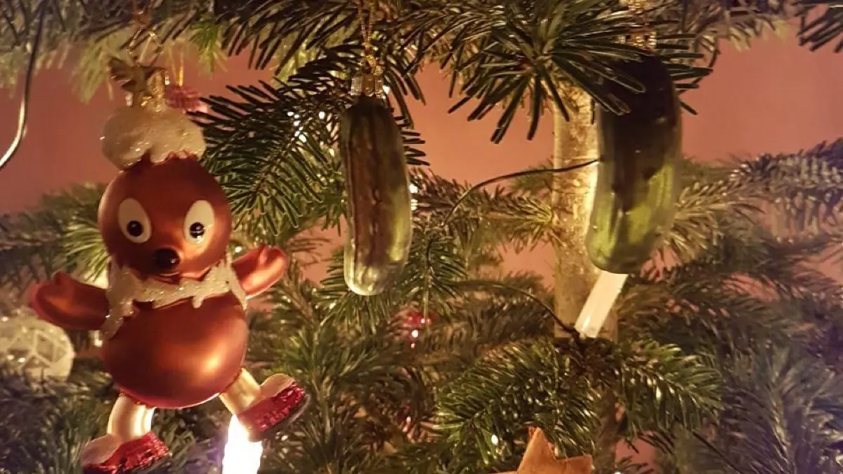 Die Spreewaldgurke am Weihnachtsbaum. Der Tourismusverband Spreewald will damit eine eiune amerikanische Tradition appelieren.