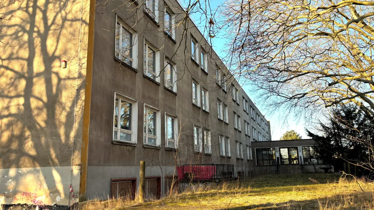 Wird man in diesem Jahr nun Fortschritte am Gebäude sehen? Noch wirkt das Objekt in Uebigau von außen unverändert.