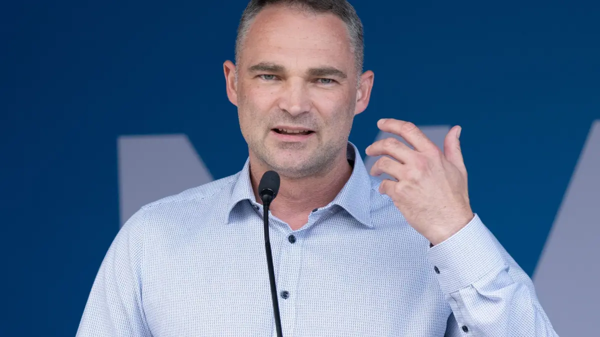 AfD-Politiker Sebastian Wippel: ARCHIV - 13.07.2024, Sachsen, Dresden: Sebastian Wippel, AfD-Landtagsabgeordneter, spricht auf einer Wahlkampfveranstaltung seiner Partei zur Landtagswahl auf dem Schlossplatz. (zu dpa: «Messerattacken in Sachsen nahmen zu») Foto: Sebastian Kahnert/dpa +++ dpa-Bildfunk +++