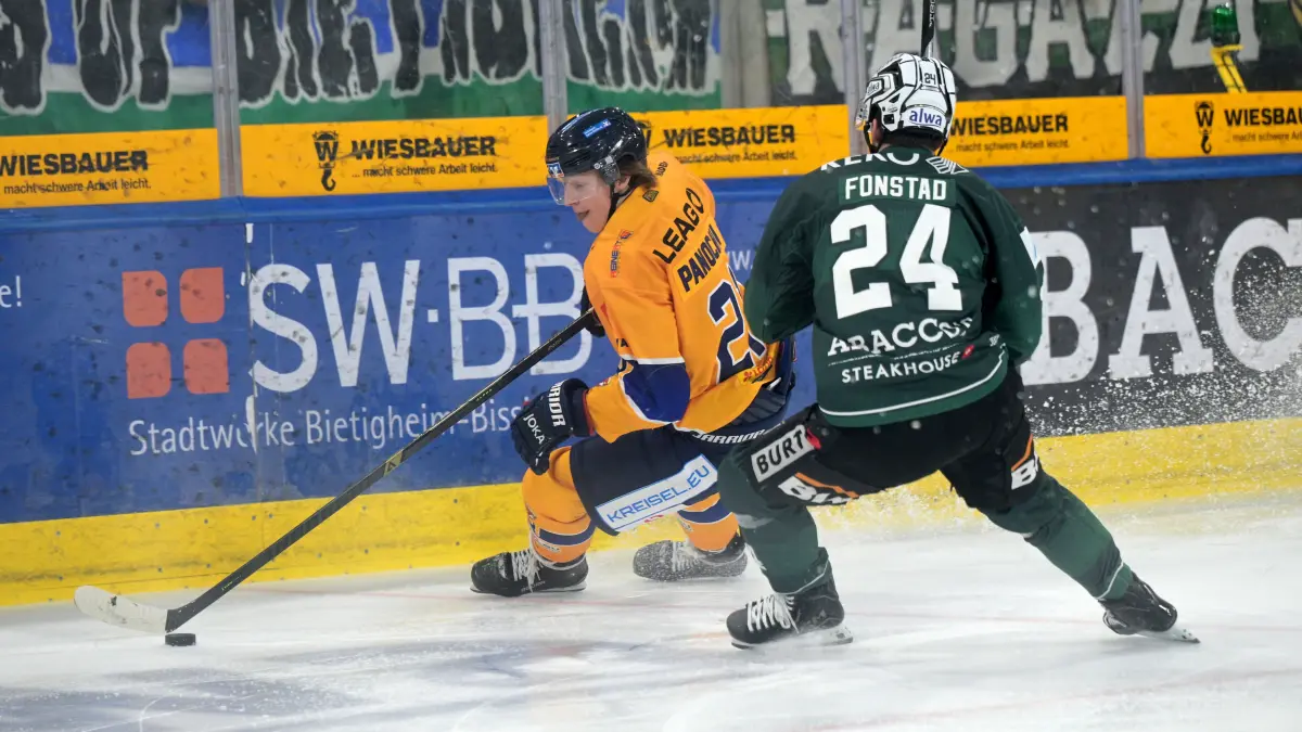 Bietigheim Steelers vs. Lausitzer Fuechse, Eishockey, DEL 2, 51.Spieltag, Saison 2025/2026, 06.03.2026 : Norwin Panocha (Lausitzer Fuechse, #21) #am Puck im Zweikampf mit Cole Fonstad (Bietigheim Steelers, #24)
Bietigheim Steelers vs. Lausitzer Fuechse, Eishockey, DEL 2, 51.Spieltag, Saison 2025/2026, 06.03.2026
Foto: Eibner-Pressefoto/Tobias Baur