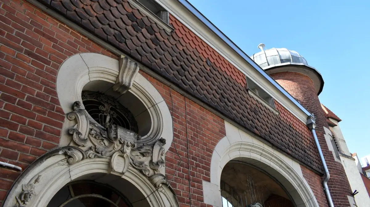Das Torhaus in Guben zeichnet sich durch seine eindrucksvollen Jugendstil-Elemente aus.